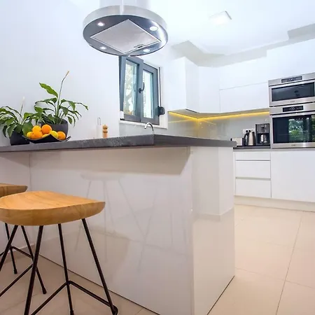 Zora -luxurious With Heated Pool, Sauna, 4 Bedrooms, 10 Persons Max Omis