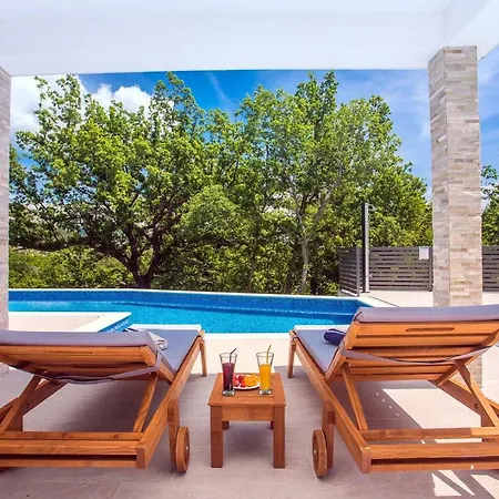 Vila Zora -luxurious With Heated Pool, Sauna, 4 Bedrooms, 10 Persons Max Omis