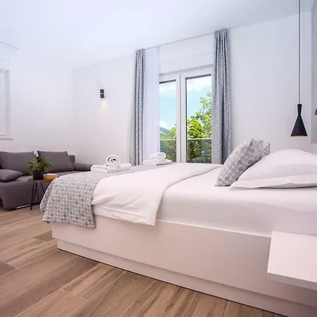 Vila Zora -luxurious With Heated Pool, Sauna, 4 Bedrooms, 10 Persons Max Omis