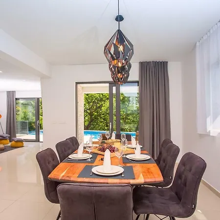 Vila Zora -luxurious With Heated Pool, Sauna, 4 Bedrooms, 10 Persons Max Omis