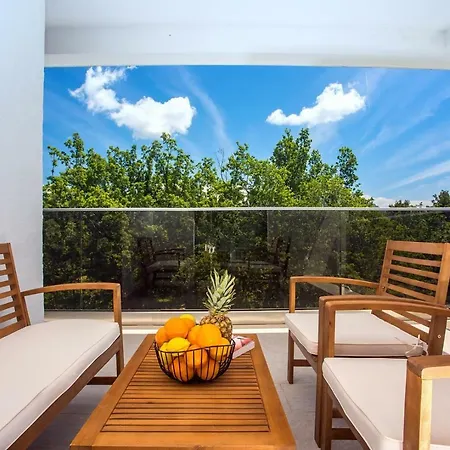 Zora -luxurious With Heated Pool, Sauna, 4 Bedrooms, 10 Persons Max Omis