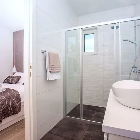 Zora -luxurious With Heated Pool, Sauna, 4 Bedrooms, 10 Persons Max Vila Omis