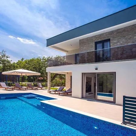 Villa Zora -luxurious With Heated Pool, Sauna, 4 Bedrooms, 10 Persons Max Omis