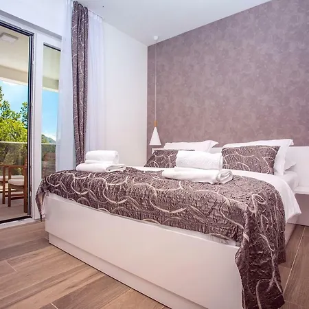 Villa Zora -luxurious With Heated Pool, Sauna, 4 Bedrooms, 10 Persons Max Omis