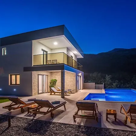 Zora -luxurious With Heated Pool, Sauna, 4 Bedrooms, 10 Persons Max Villa Omis